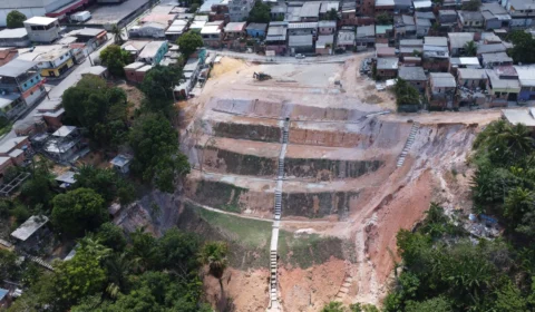 Em Manaus, 18 famílias são retiradas de área próxima de erosão gigante