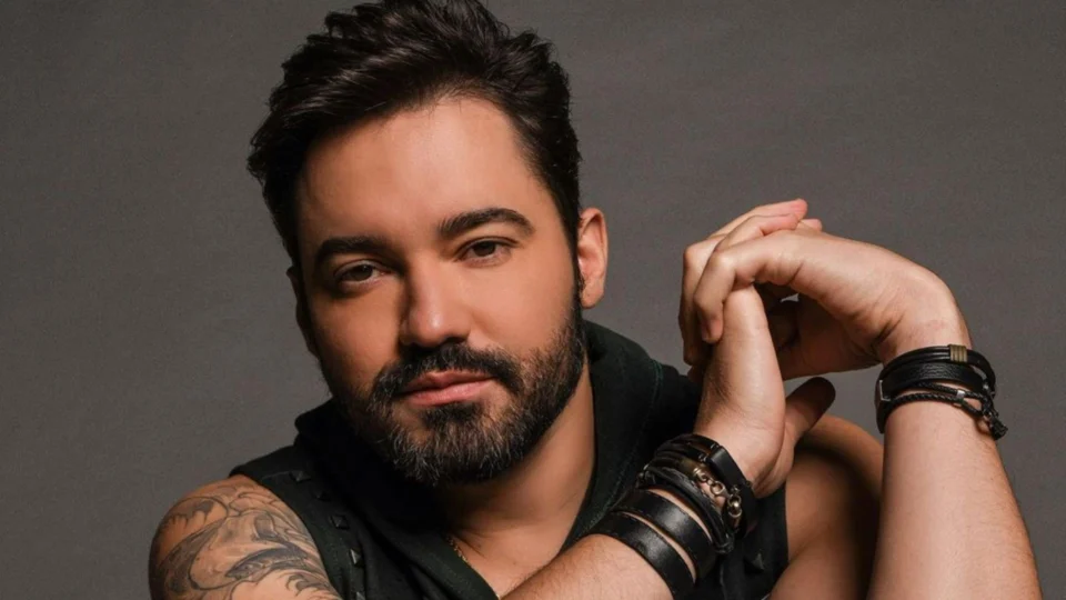 Cantor sertanejo diz ‘não muito gorda’ em lista de desejos e é criticado na web