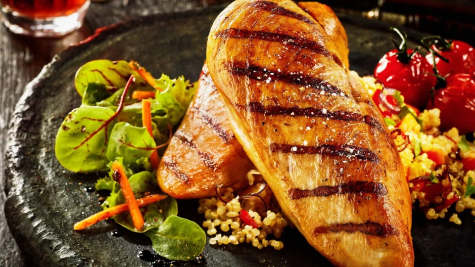 Receita Fácil: aprenda a fazer filé de frango grelhado