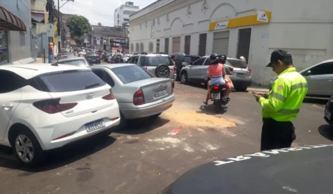 Operação de trânsito combate estacionamento irregular no Centro de Manaus