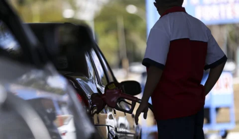 Preço médio da gasolina sobe 3,3% e do diesel cai 0,5% no Brasil