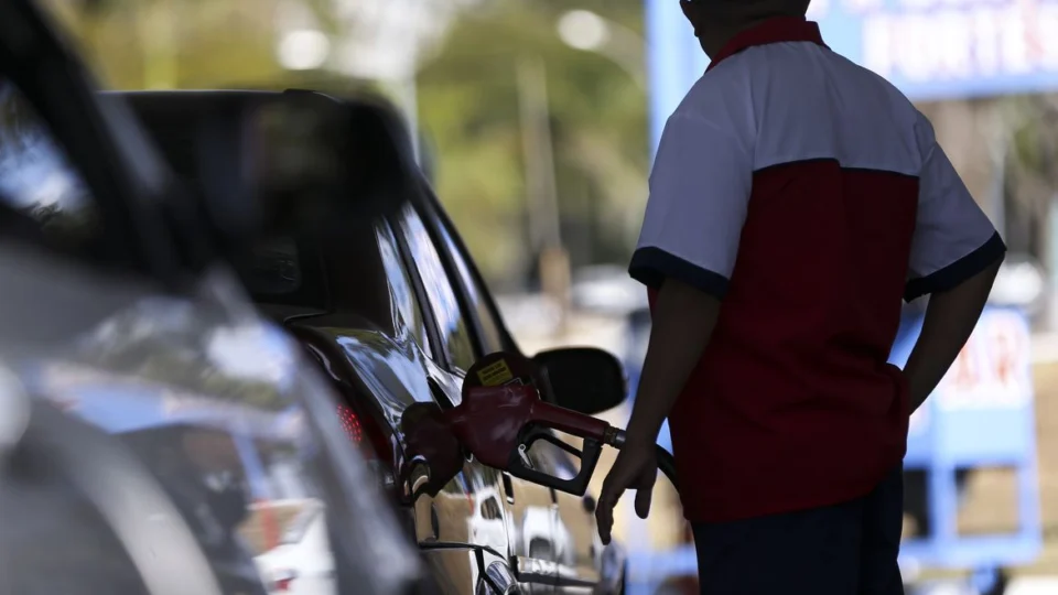 Preço médio da gasolina sobe 3,3% e do diesel cai 0,5% no Brasil