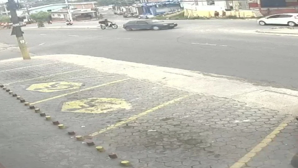 VÍDEO: homem é morto a tiros por motoqueiro após briga de trânsito em Manaus