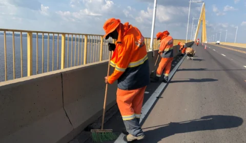 Ponte Rio Negro recebe serviços de limpeza para aniversário Manaus