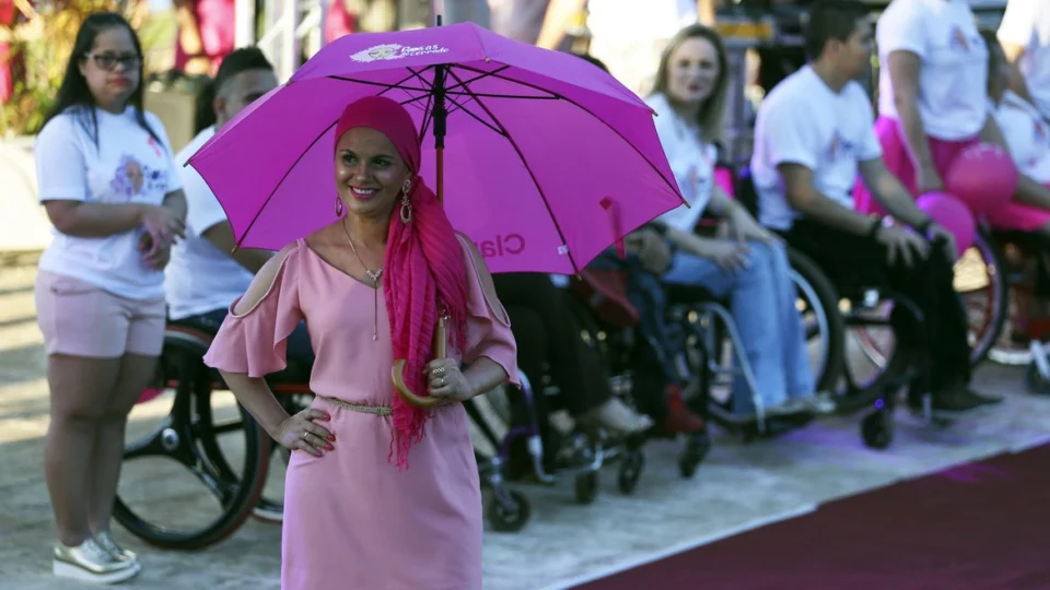 Escola faz ação para doar turbantes a mulheres com câncer de mama em Manaus