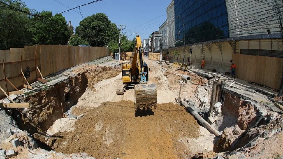 Obras são intensificadas em trecho interditado na Av. 7 de Setembro, em Manaus