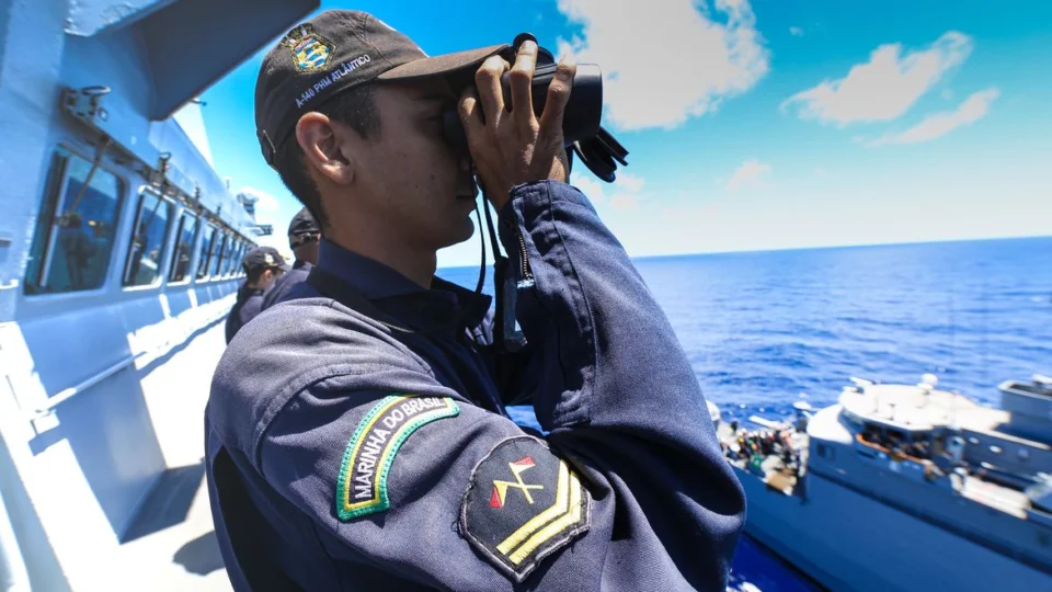 Marinha faz seleção para oficiais temporários; salário inicial é de R$ 10,9 mil