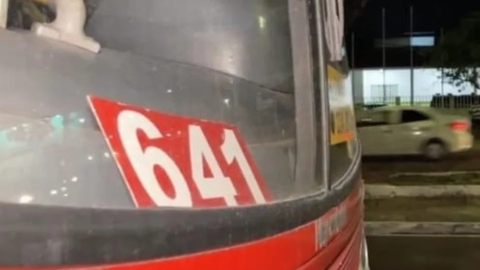 VÍDEO: passageiros da linha de ônibus 641 são vítimas de assalto em Manaus