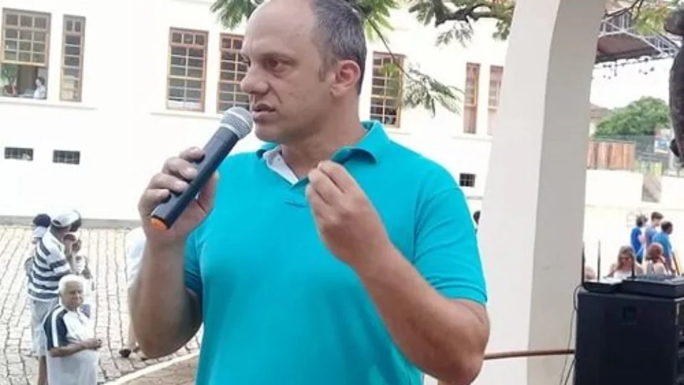 Prefeito é detido por fazer propaganda irregular de candidato em SP