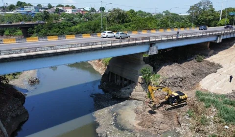 Ponte entre Boulevard Álvaro Maia e Compensa recebe manutenção, em Manaus