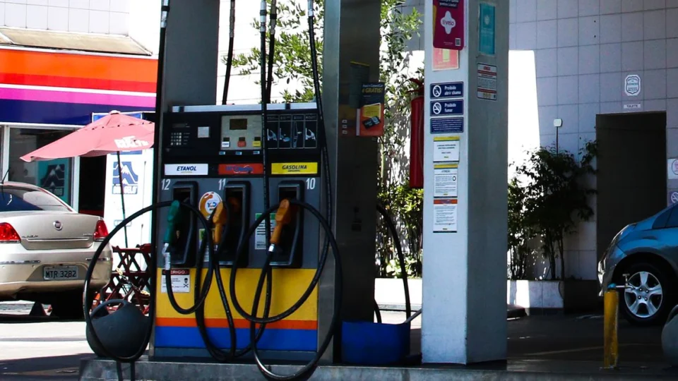 Preço da gasolina nos postos aumenta após 15 semanas de quedas sucessivas