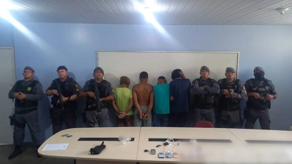 VÍDEO: policiais cantam parabéns para preso ‘esquecido’ do aniversário, em Manaus