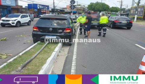Acidente: carro invade meio-fio e deixa trânsito lento na Zona Oeste de Manaus