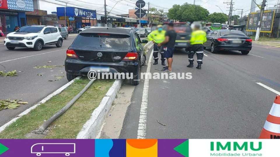 Acidente: carro invade meio-fio e deixa trânsito lento na Zona Oeste de Manaus
