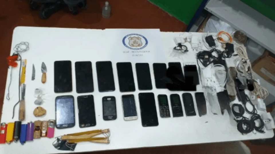 Revista em presídio de Coari resulta em apreensão de armas e drogas no AM