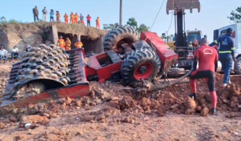 Ponte BR-319: bombeiros retiram rolo compressor do fundo do rio Curuçá, no AM