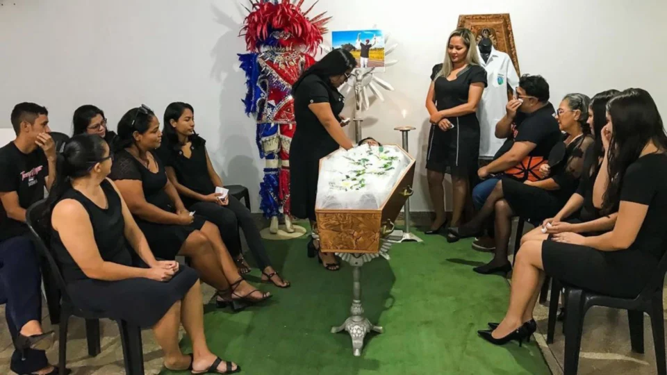 Curso de eventos viraliza na web com simulação de funeral em Manaquiri-AM