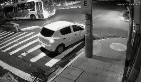 Taxista retira caixão com corpo de faixa de pedestres em São Paulo