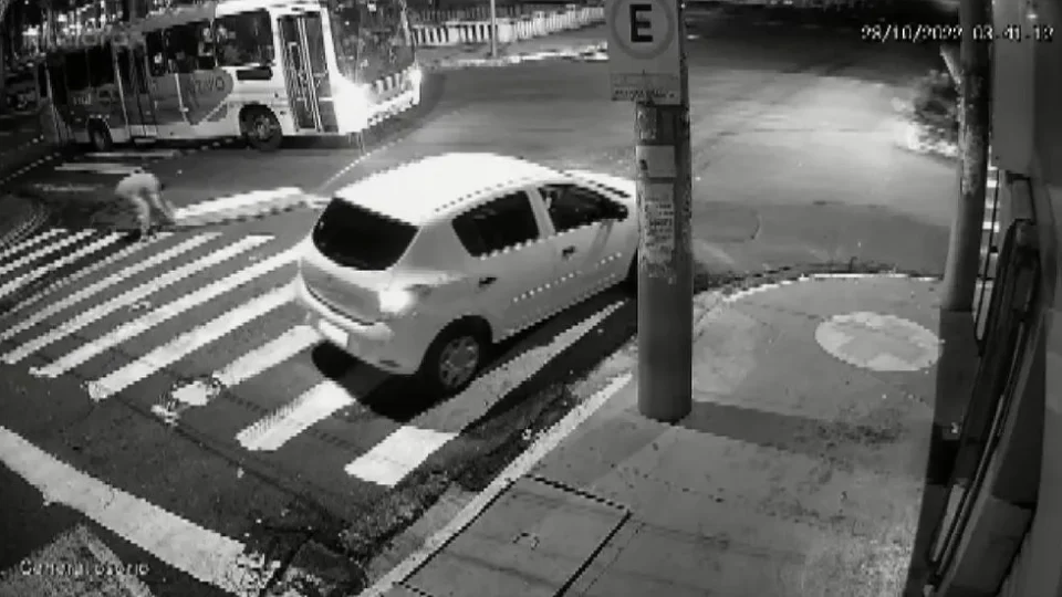 Taxista retira caixão com corpo de faixa de pedestres em São Paulo