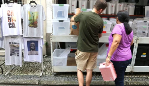 IBGE: média móvel trimestral do varejo sobe 0,3% no restrito e 0,4% no ampliado