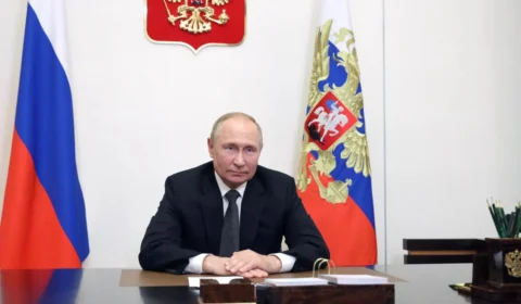 Putin culpa ucranianos por explosão em ponte que liga Crimeia a Rússia 