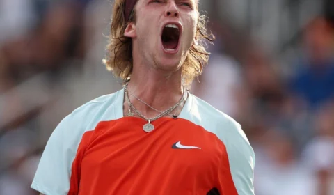 Andrey Rublev vence Stefanos Tsitsipas em primeira semifinal do ATP Finals em Turim