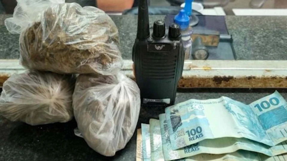 VÍDEO: adolescente é apreendido com drogas em operação policial em Manaus