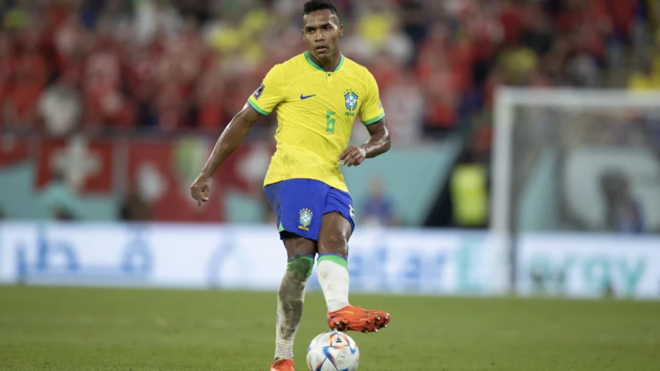 Alex Sandro sofre lesão e desfalca seleção brasileira na partida contra Camarões na Copa