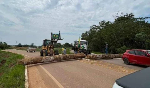 Amazonas tem bloqueio de caminhoneiros na BR-174 e BR-230, diz PRF
