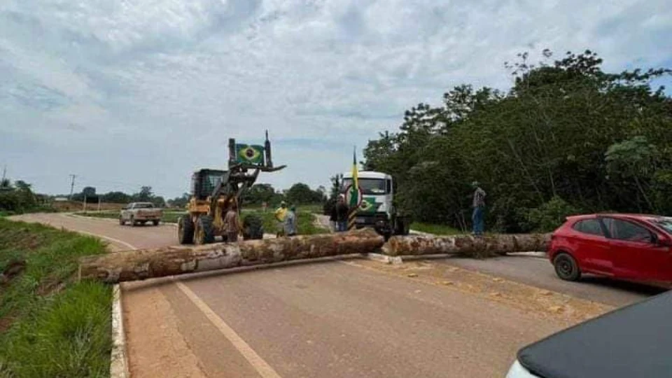 Amazonas tem bloqueio de caminhoneiros na BR-174 e BR-230, diz PRF
