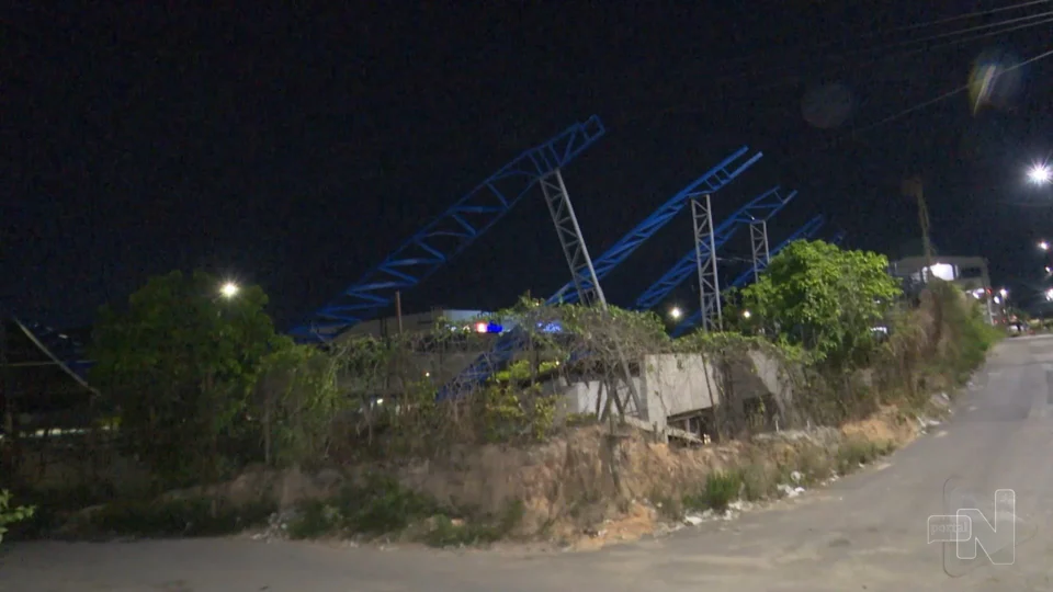 VÍDEO: cobertura de ferro despenca com trabalhadores na Zona Norte de Manaus