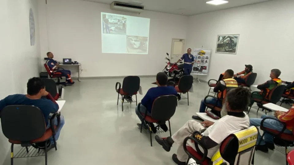 Capacitação: mototaxistas de Manaus participam de curso de pilotagem defensiva