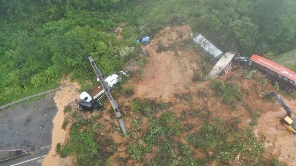 Deslizamento de terra: bombeiros buscam mais de 30 desaparecidos no PR