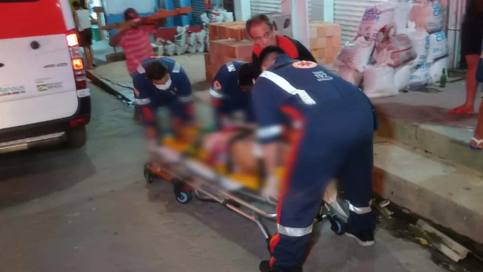 VÍDEO: duas mulheres caem de laje durante discussão na Zona Leste de Manaus