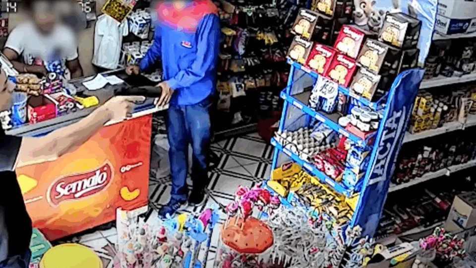 Vídeo: dupla se passa por cliente e assalta mercadinho em Manaus