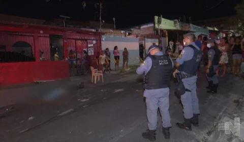 VÍDEO: homem é baleado enquanto ajudava a erguer bandeiras em rua de Manaus