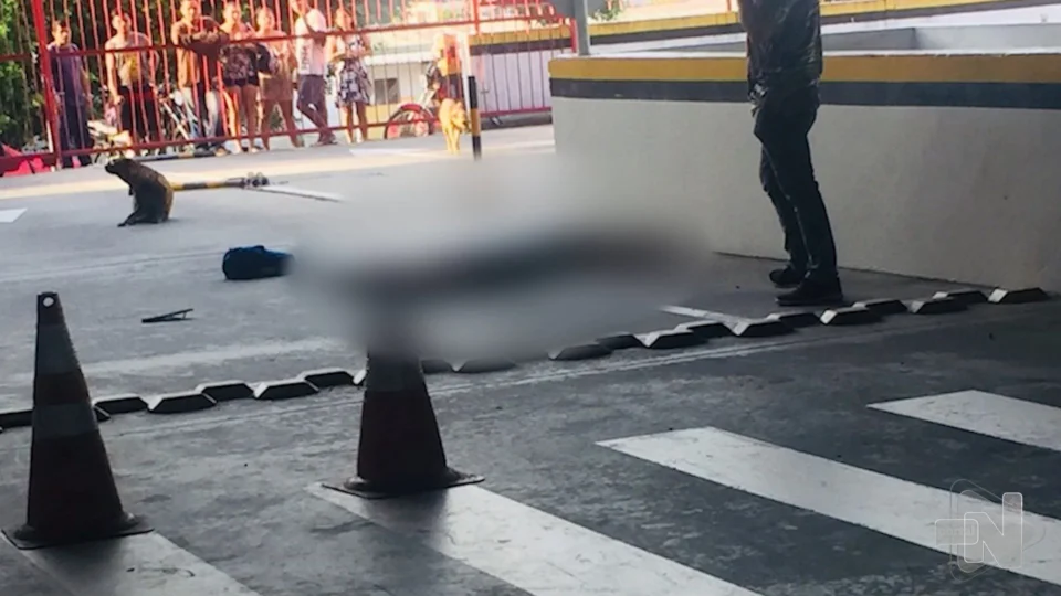 VÍDEO: homem sobrevive a tentativa de homicídio em supermercado de Manaus