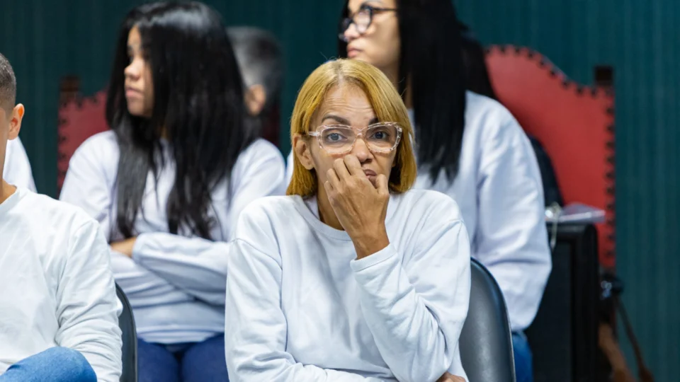 Flordelis chega à final, mas perde concurso de canto na prisão e lamenta derrota