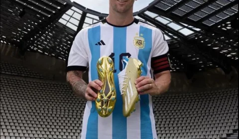 Copa do Catar: Lionel Messi posa para fotos e apresenta chuteiras que usará no Mundial