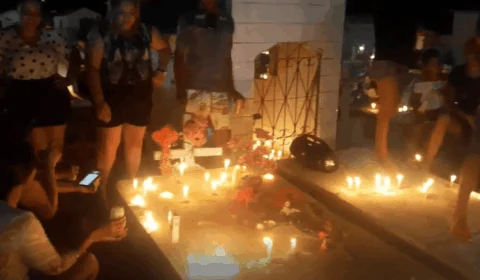 Música no cemitério: amigos e familiares homenageiam jovem assassinado no AM