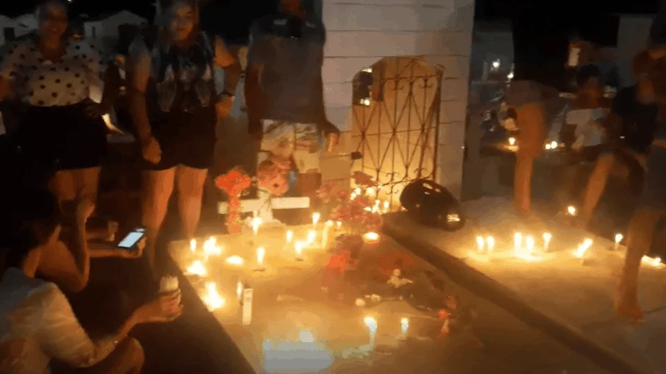 Música no cemitério: amigos e familiares homenageiam jovem assassinado no AM