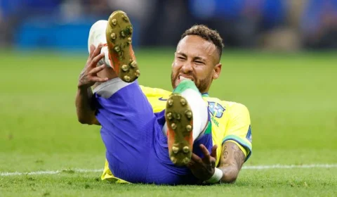 Neymar fica no hotel para fisioterapia e Danilo acompanha Seleção em jogo com Suíça