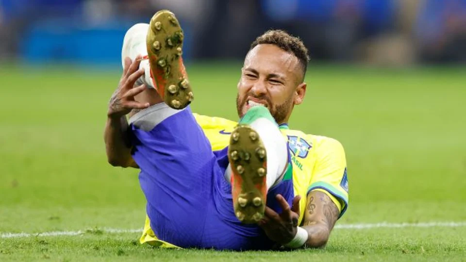 Neymar diz viver ‘um dos piores momentos da carreira’ após sofrer lesão na Copa do Catar