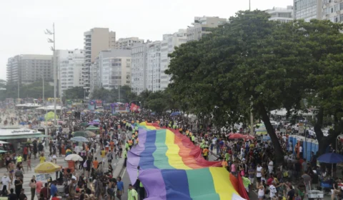 Parada do Orgulho LGBT+ reúne 800 mil pessoas no Rio de Janeiro