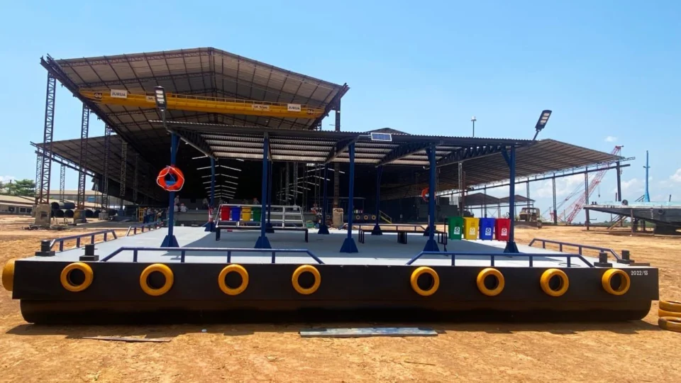 Justiça é acionada para dar destino final em flutuantes em Manaus