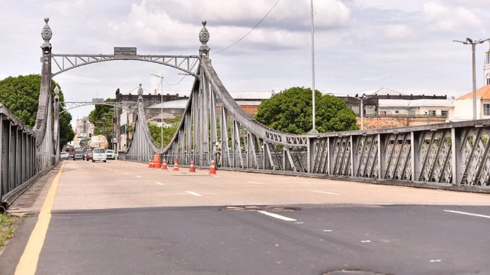 Iluminação furtada da ponte Benjamin Constant é recuperada no Centro de Manaus