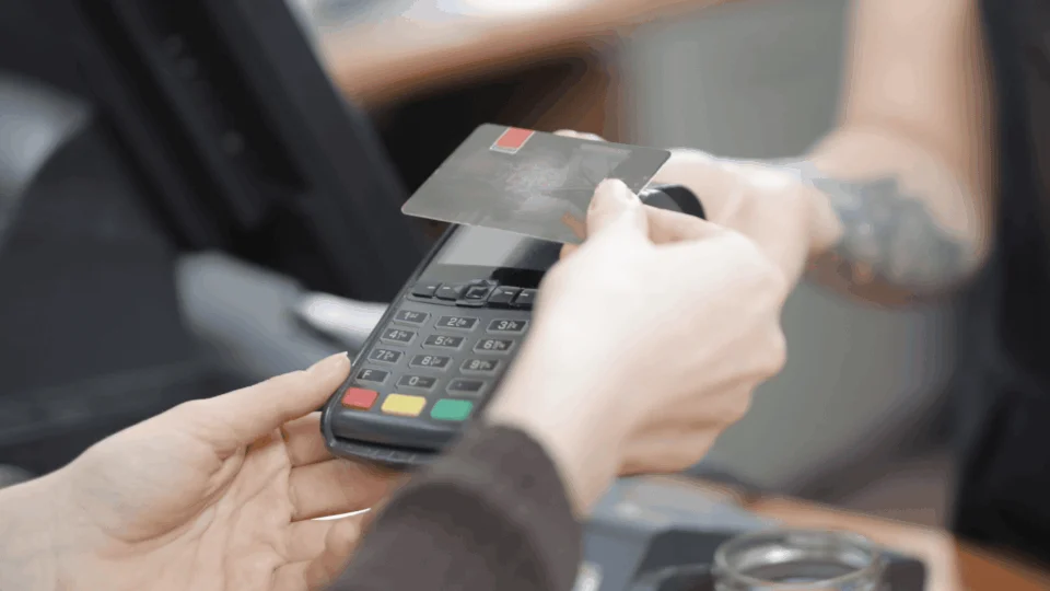 Parcelamento no cartão de crédito não vai acabar, afirma Febraban