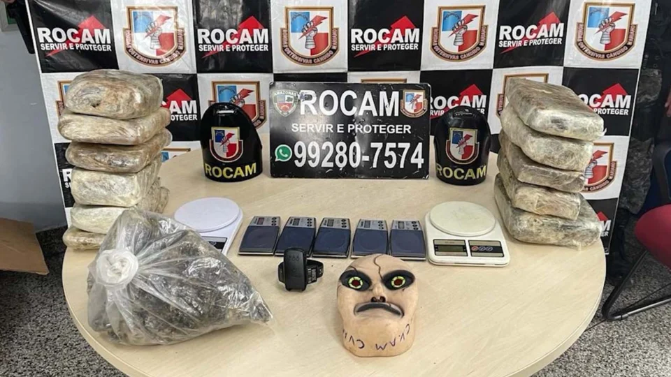 VÍDEO: suspeitos são presos desenterrando entorpecentes na Zona Oeste de Manaus