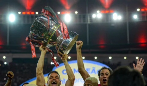 Flamengo consegue antecipar jogo com Avaí para desfilar com taças