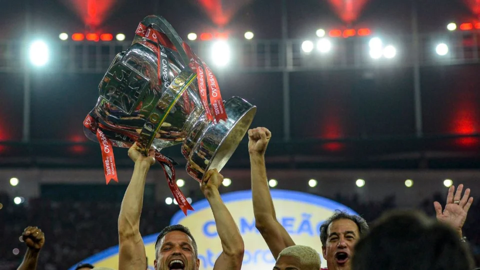 Flamengo consegue antecipar jogo com Avaí para desfilar com taças